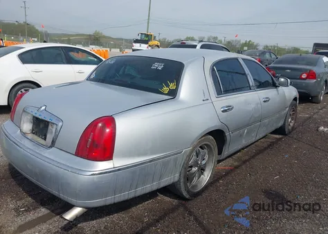 2000 Lincoln Town Car Executive z USA, uszkodzony, nr VIN 1LNHM81W9YY924809